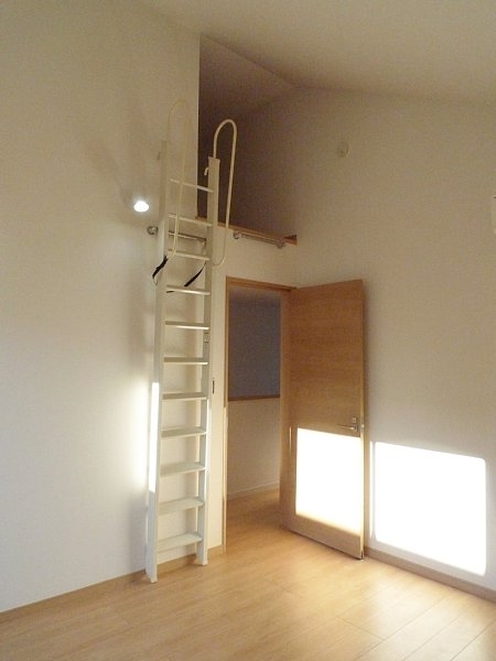 屋根裏収納と寝室