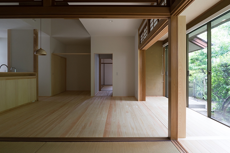 奥座敷から居間への眺め