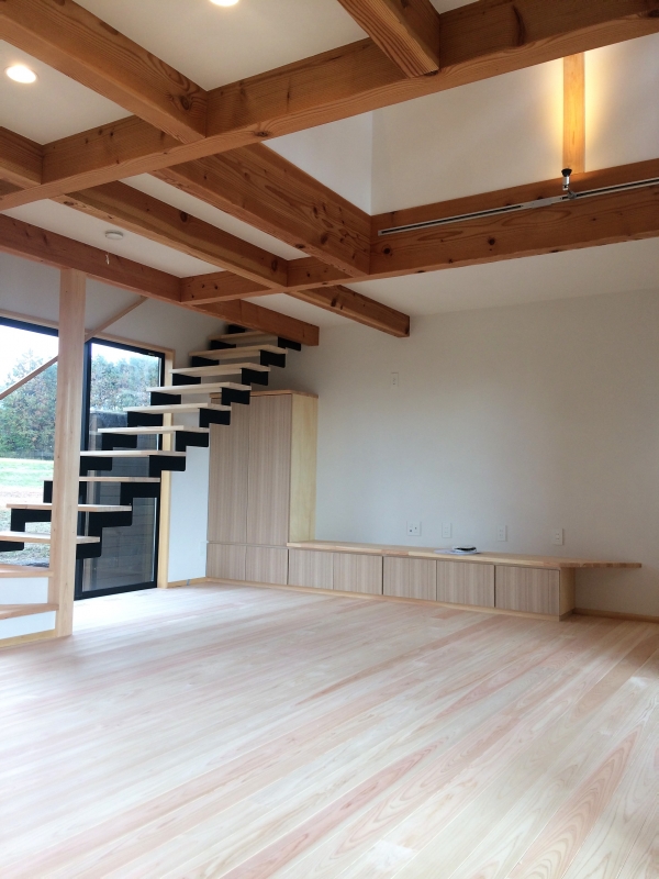 自然素材で建てたソーラーシステムの二世帯住宅