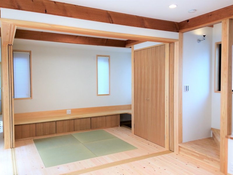 引き込み式の引き戸を閉めると客間になるリビングの畳コーナー