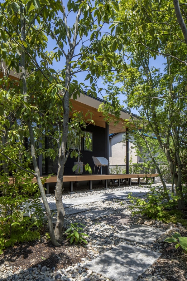 長束の家　広い庭と一体化した平屋建て住宅　四季を楽しめる庭と一緒に考える住宅