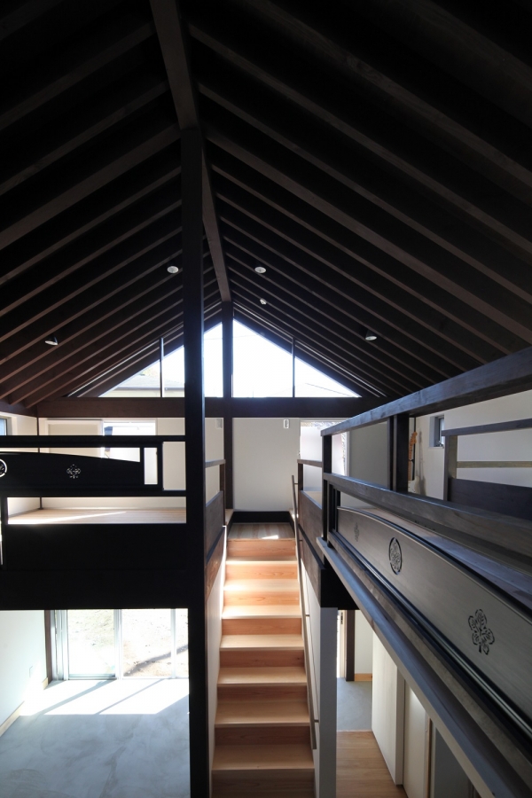 南北の部屋に掛かるブリッジ