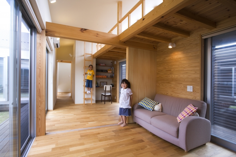 中庭を介して繋がる子供部屋