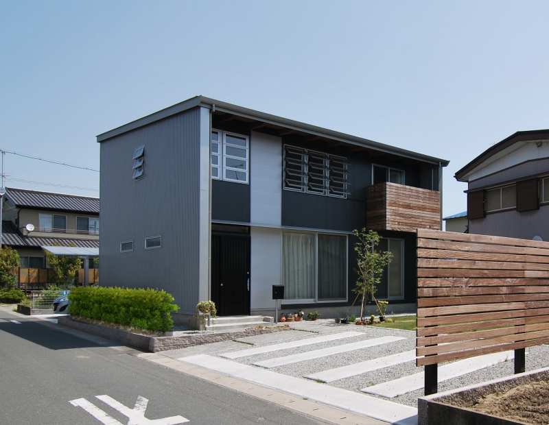 無垢の床と漆喰塗料壁にこだわったローコスト住宅