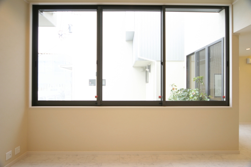 １階ＬＤＫの全体天井高が３ｍの居間から、表庭を眺められます。