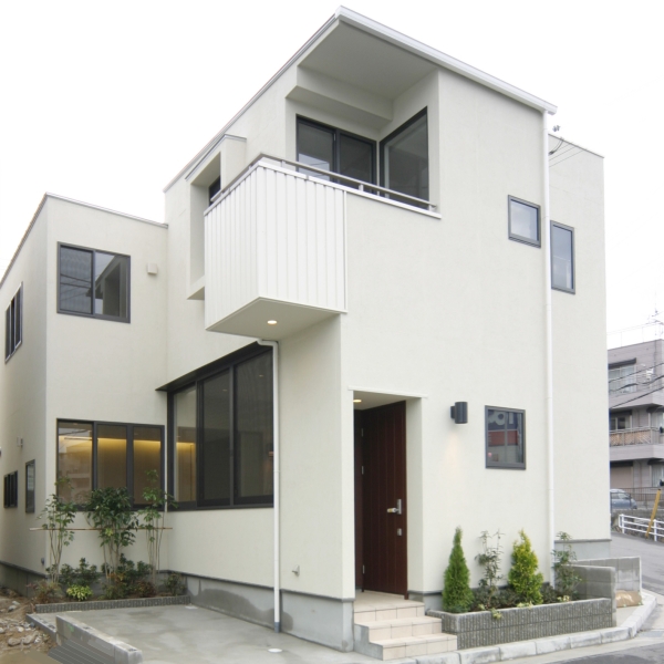 １階ＬＤＫが表庭を囲むＬ字型２階建住宅
