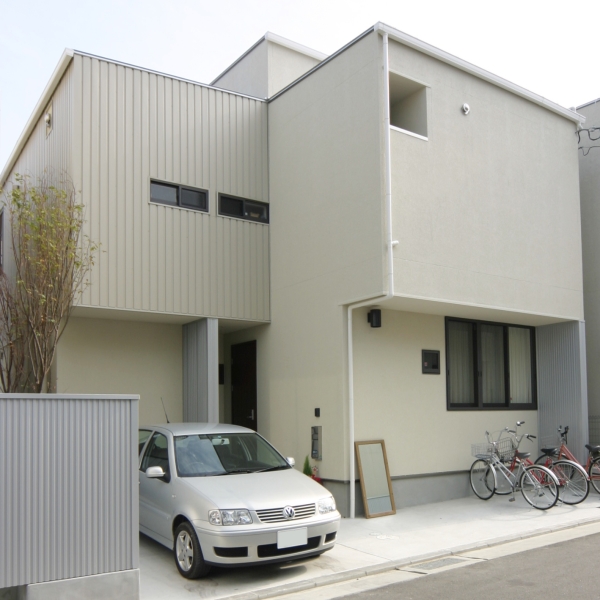 ２階ＬＤＫが裏庭と連続する２階建住宅