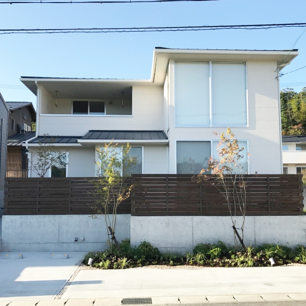 表側２段Ｌ字型庭と裏庭のある２階建住宅