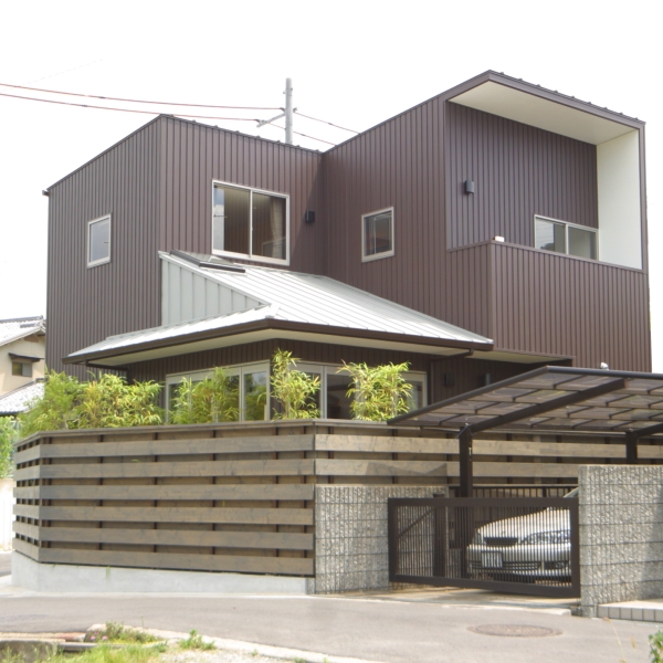 裏にＬ字型庭のあるリゾート型２階建住宅