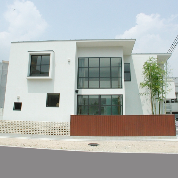 表側にＬ字型の庭のある郊外型２階建住宅