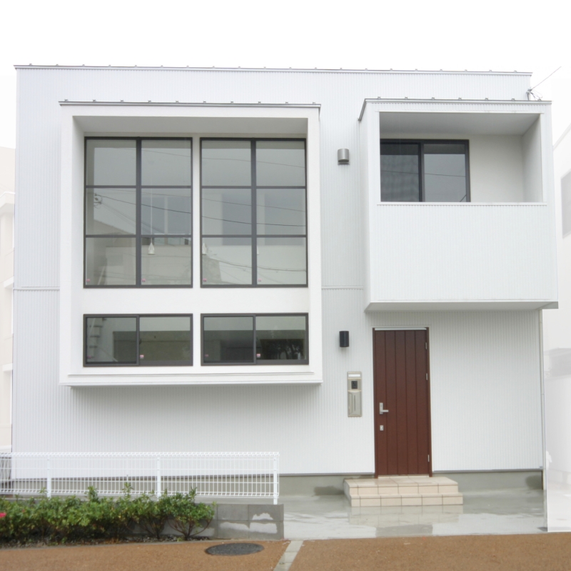 大画面借景の表庭がある郊外型２階建住宅