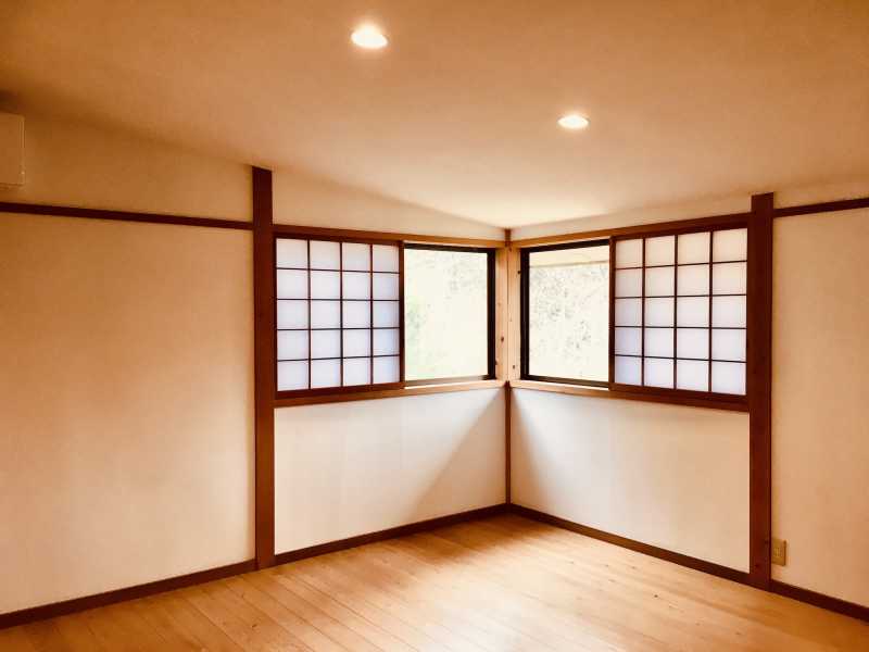 天井の勾配を変えた２階の寝室