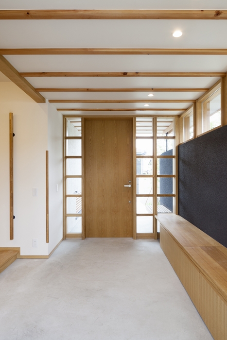 住まいの表と裏を結ぶ、通り土間