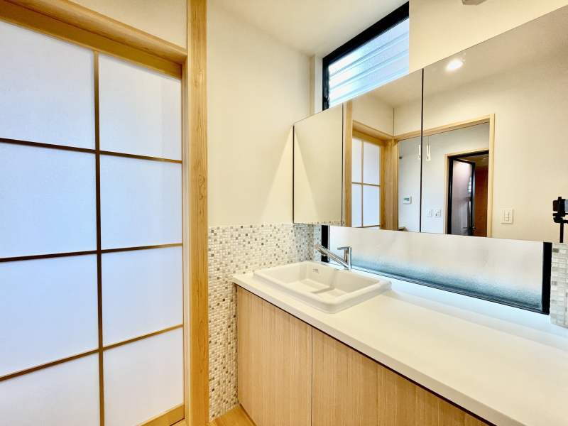 トイレに隣接した手元が明るい造作洗面化粧台