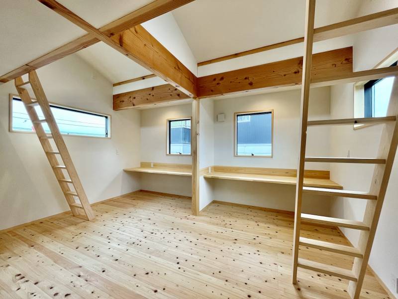 カウンター机を造り付けで作成した子供部屋