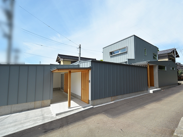 回廊アプローチのある家
