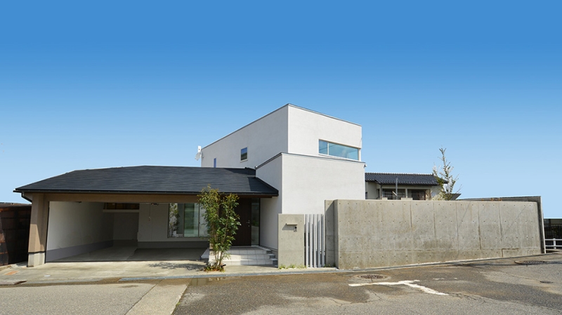 台形敷地に建つ家