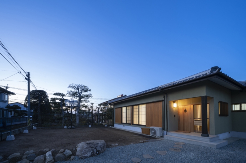 瓦屋根の平屋