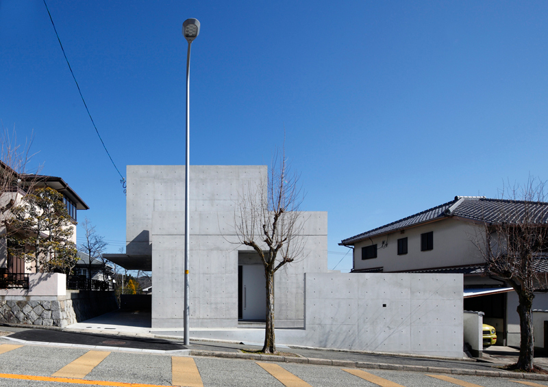 高台の家　－坂のある街－