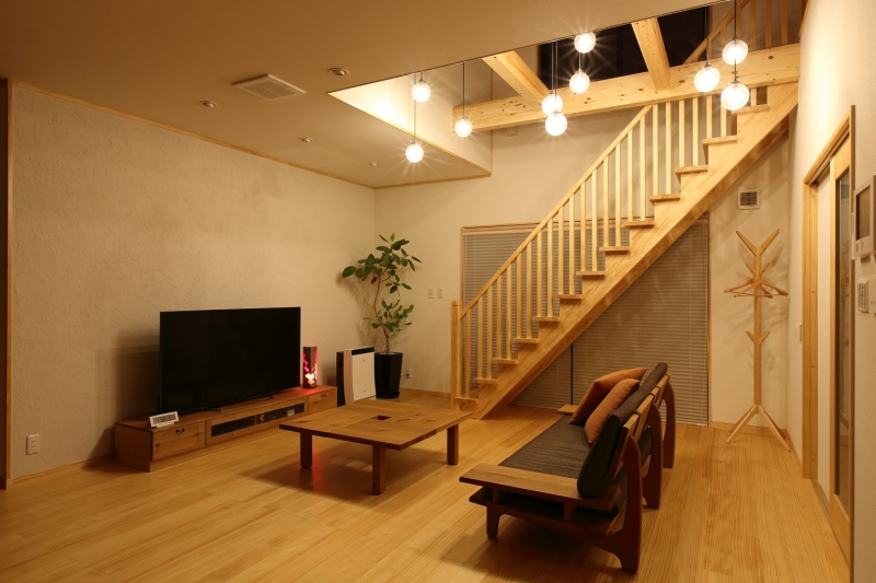 夜のLDK（リビング+ダイニング+キッチン）吹抜け全景