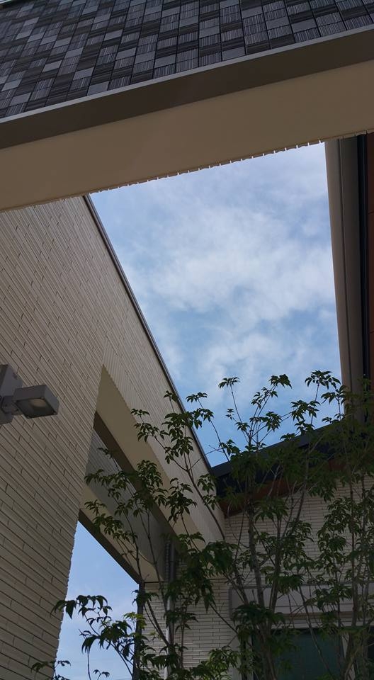 空を切り取る風景を手に入れる為、寝室を囲うように障壁をデザインした中庭