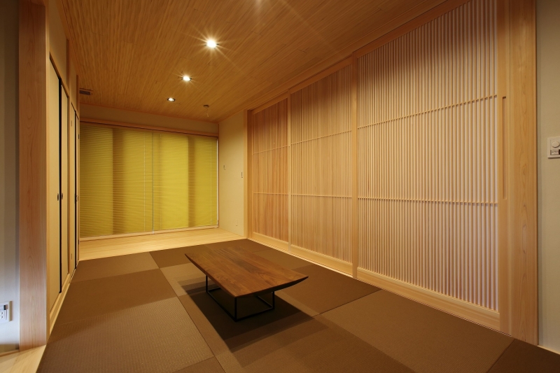 玄関ホールから繋がるブラウンを基調としたモダンな和室提案