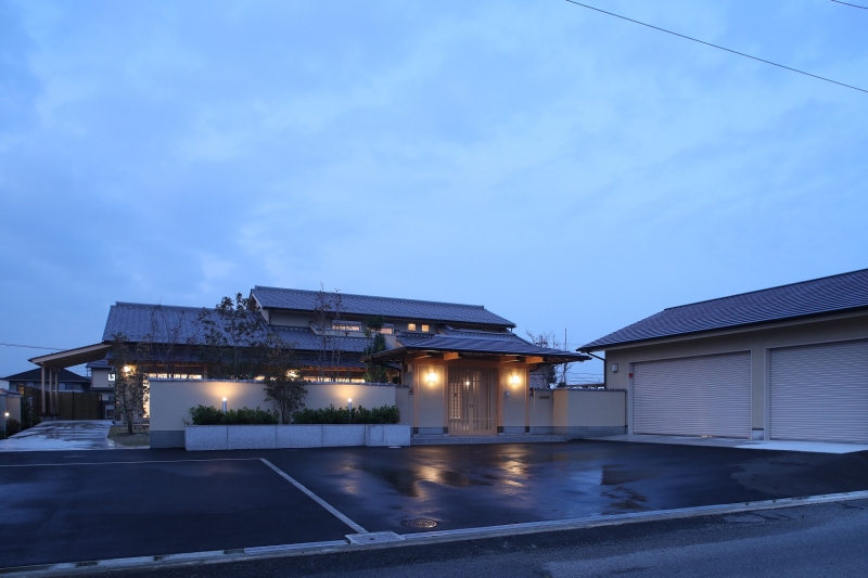 夜景に浮かび上がる和の粋をデザインしたが数寄屋の外観+門屋+車庫棟