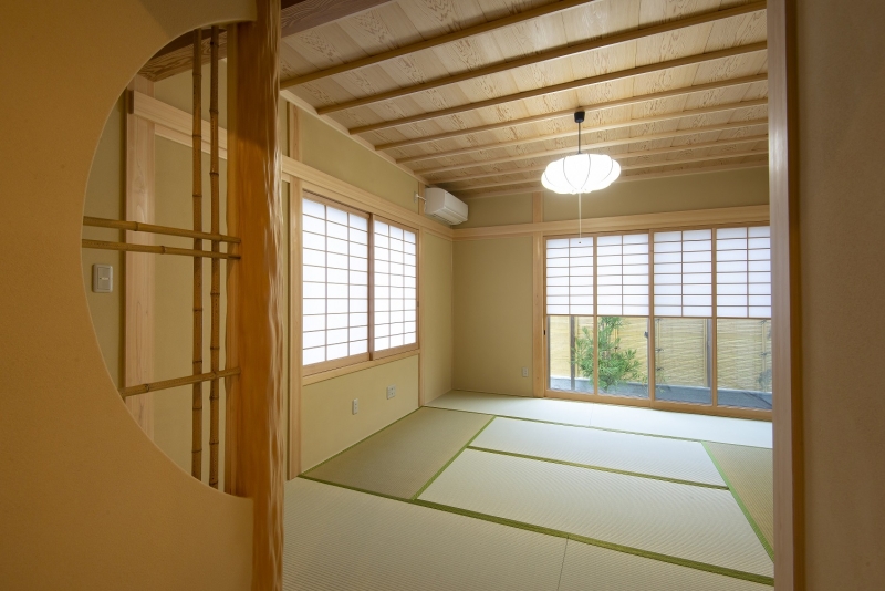 客間を兼ねた本格的な竿縁天井の和室は裏庭の風景を愉しむ余白を提案・旅館の客室のような趣をデザイン