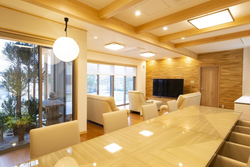 天井化粧梁にも和の趣をデザインしたLDK、庭を風景として愛でる計画で窓を配置