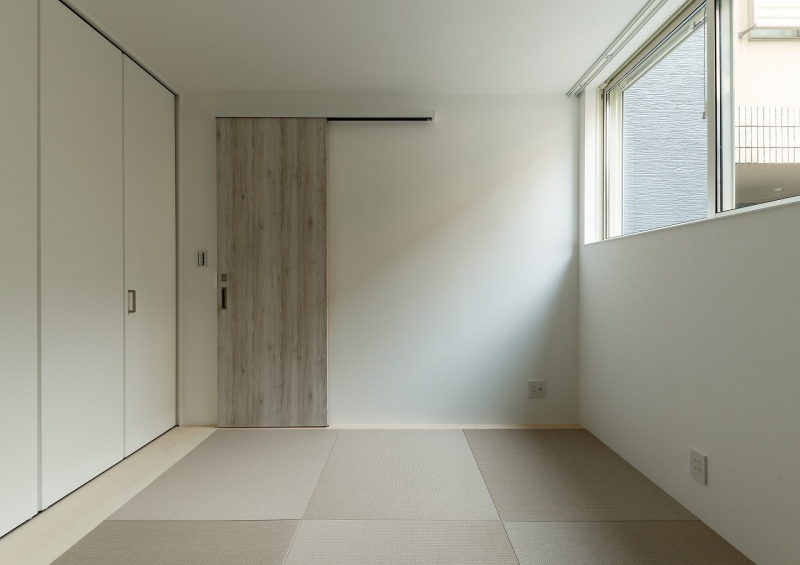 全体の雰囲気を統一したグレージュな和室