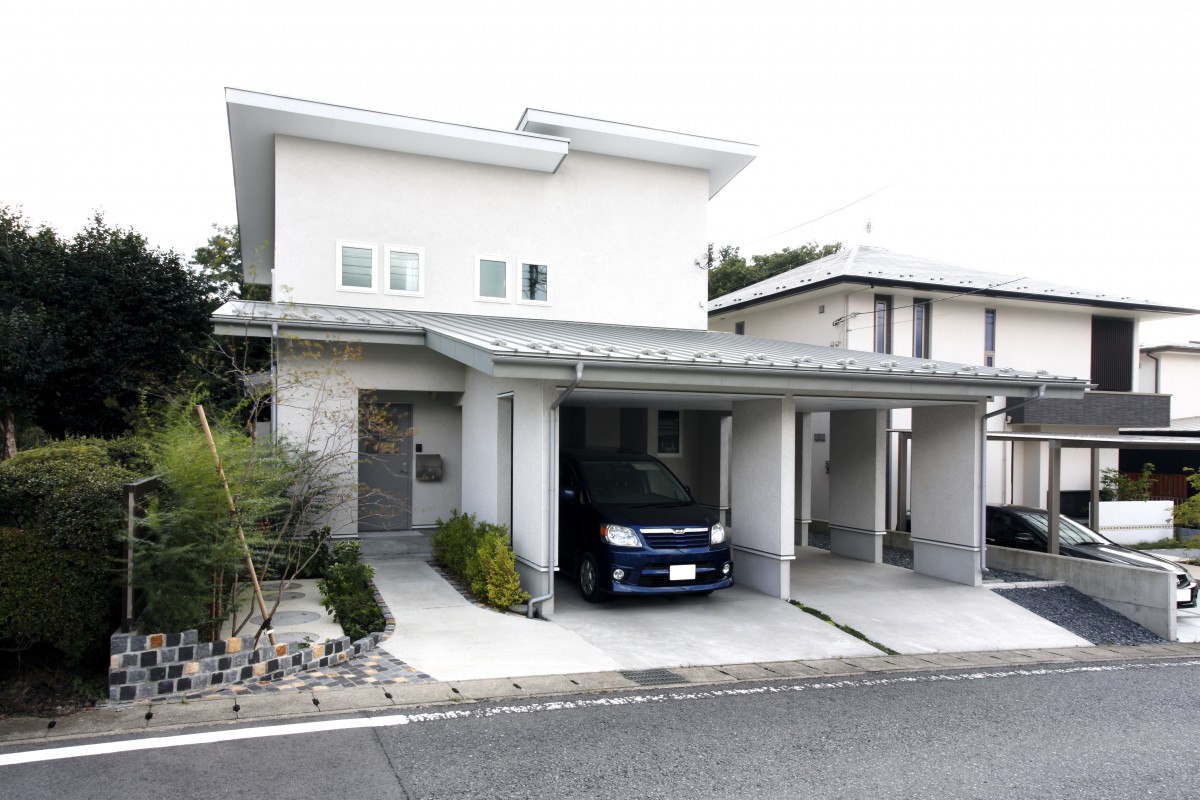 緑の借景が美しいガレージハウス