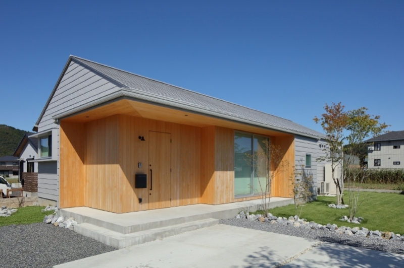 加茂の家－平屋の住まい－切妻屋根と大きな庇