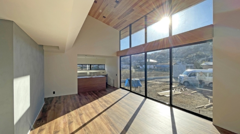 可児の家－開放的な２階建の住宅－大きな吹抜と大きな窓
