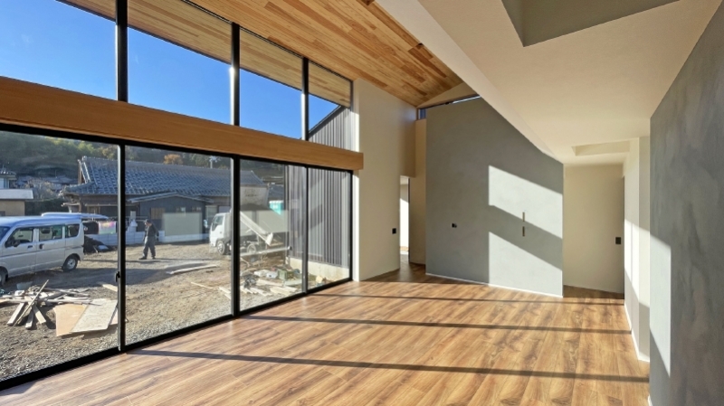 可児の家－開放的な２階建の住宅－大きな吹抜と大きな窓
