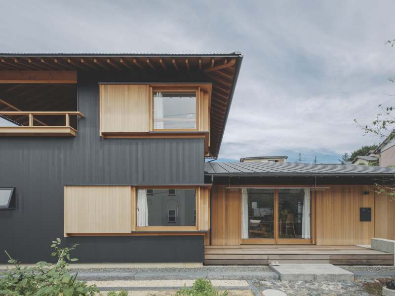 黒いガルバリウム鋼板を使用した外観