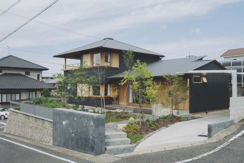 京ケ峰の家〜深い軒に守られた趣のある家〜 