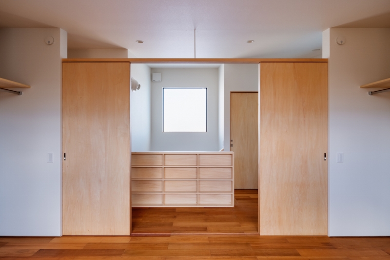 子供部屋から廊下階段方向を見る
