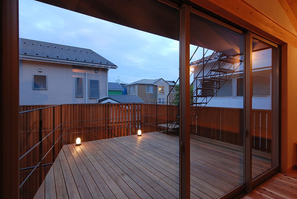 夕暮れ時の２階テラス