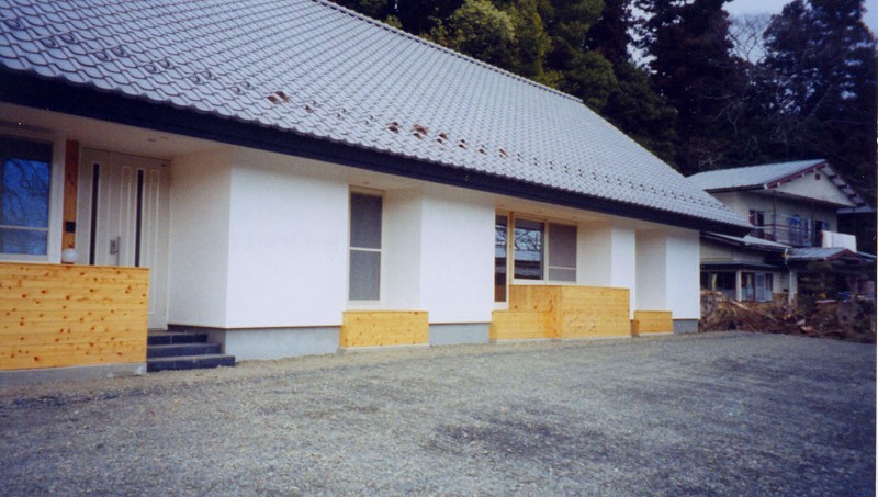 漆喰壁と古代いぶし瓦。美術館のような平屋住宅