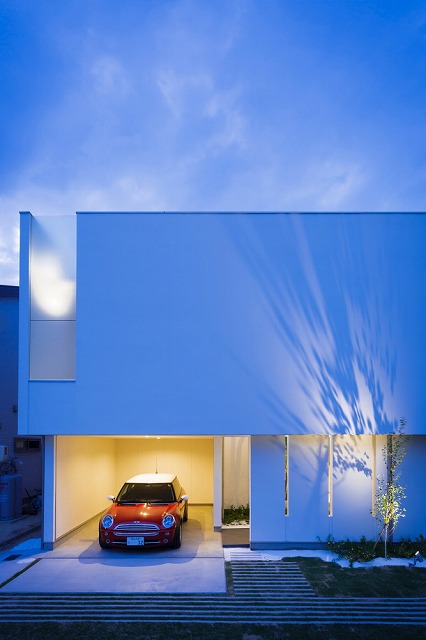 LIGHT  COURT  HOUSE