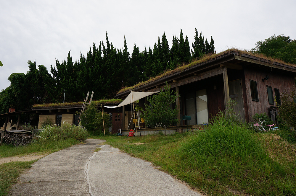 洲本草屋根の家と版築陶芸工房