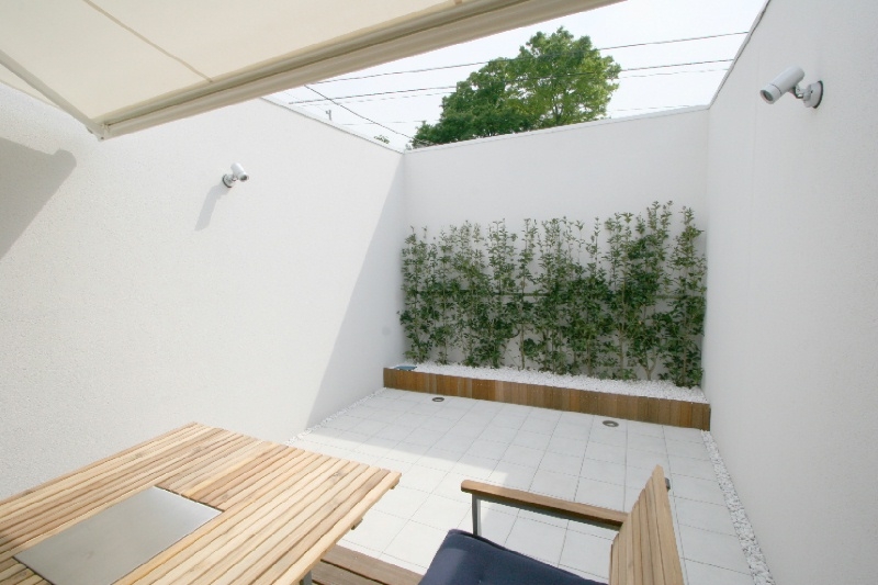 オープンコートテラスより植栽を眺める
