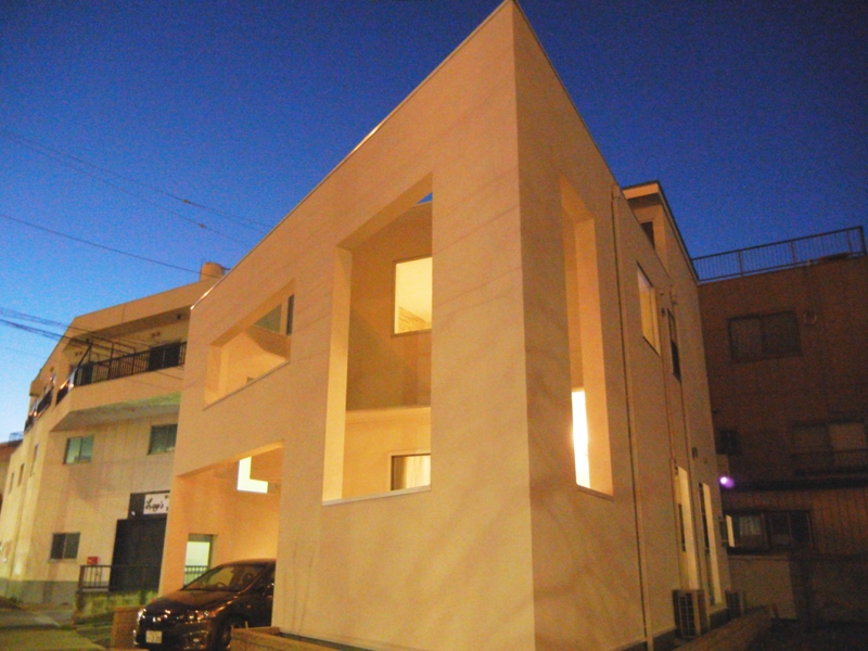 大通りに面するプライバシー住宅