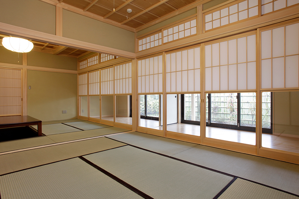 和室より茶の間・広縁を見る