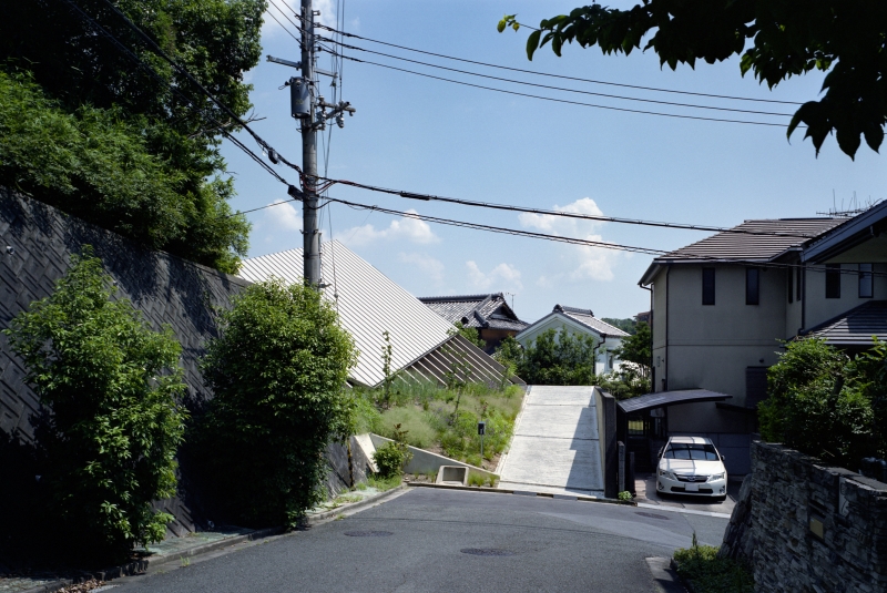 前面道路からスロープを望む