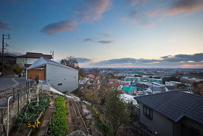 K HOUSE/傾斜地に建つ小屋のような住処