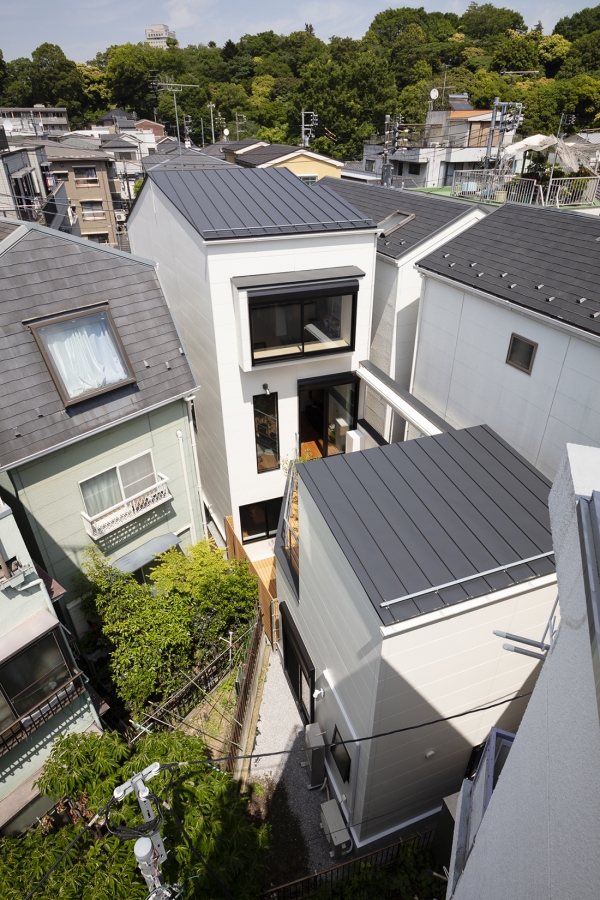 細長変形地の二世帯コートハウス ［完全分離の二世帯住宅］