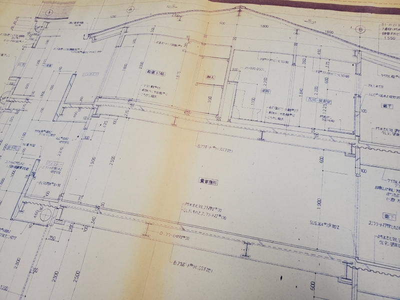 少し古いマンションの図面を見ています。古さという良さをどのようにイメージしてみるのか？ヴィンテージマンションという考え方、ワインと同様に年数が経っても高い価値を保ち続ける建築を再活用。