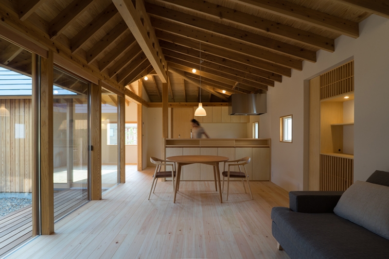 姉ヶ崎の家　 中庭を囲うロの字形の平屋 ｜新築