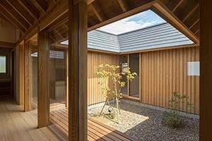 姉ヶ崎の家　 中庭を囲うロの字形の平屋 ｜新築